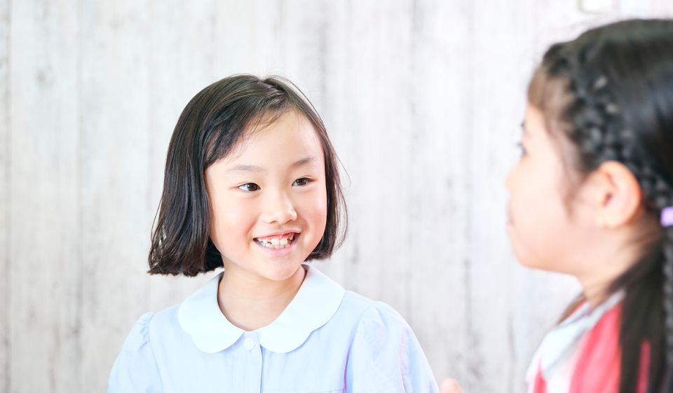 楽しそうに英会話レッスンを進める外国人女性