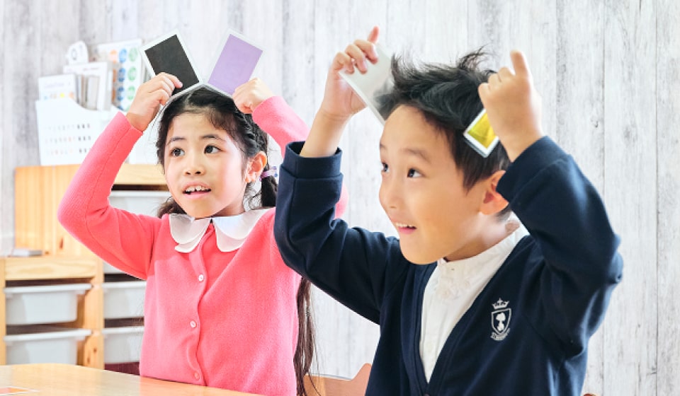 カードを使ったレッスンを楽しむ小学生
