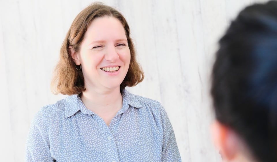 楽しそうに英会話レッスンを進める外国人女性