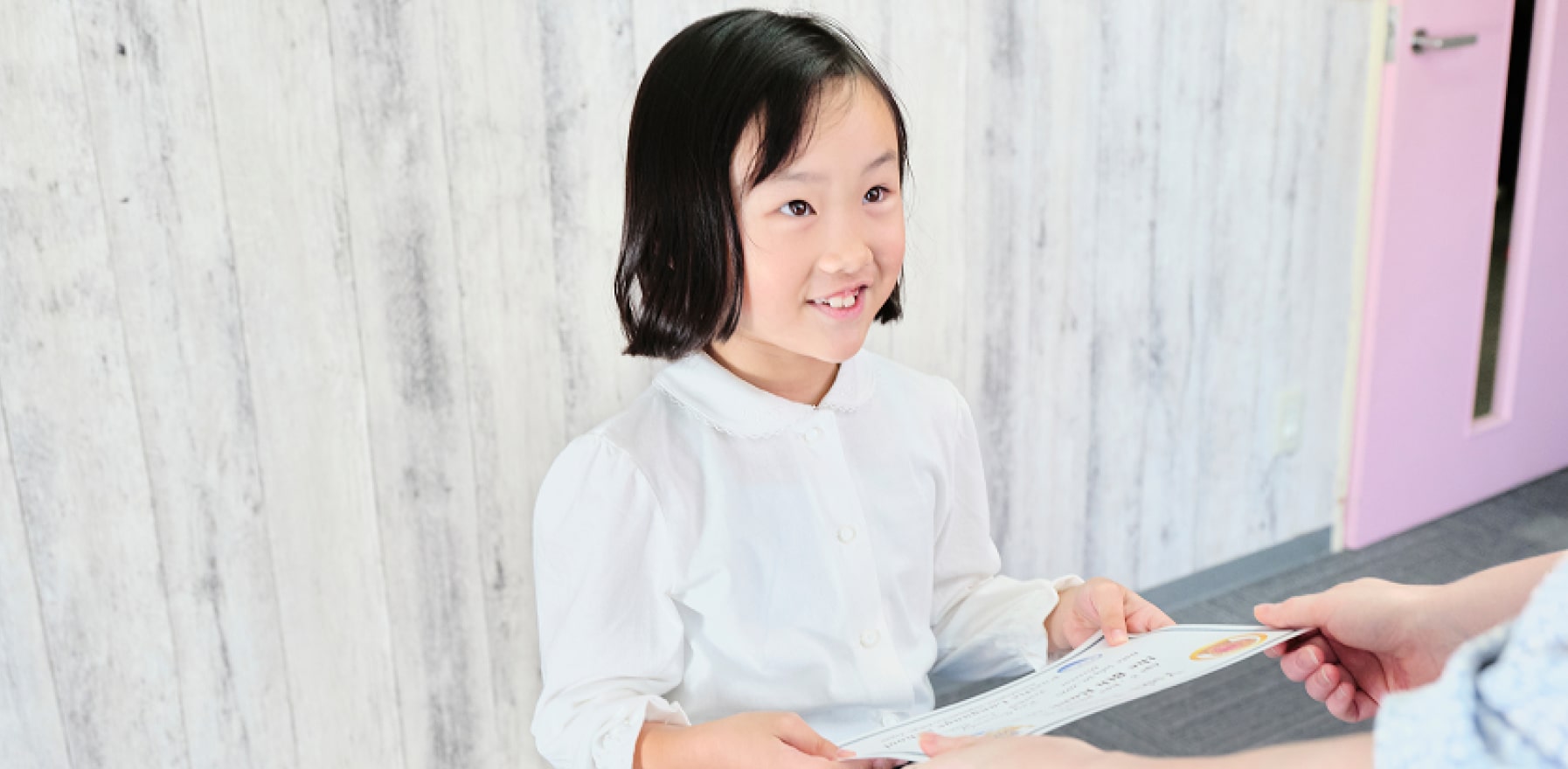 嬉しそうに賞状を受けとる女の子