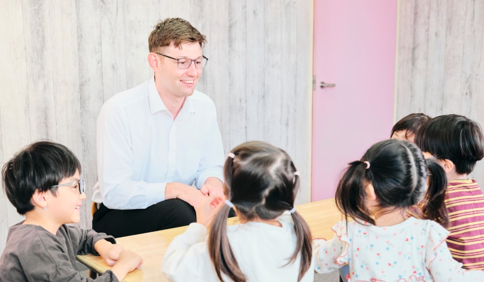 楽しそうに英会話レッスンを進める講師