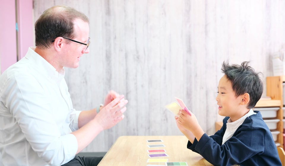 小学生男子と英会話レッスンを楽しむ外国人講師