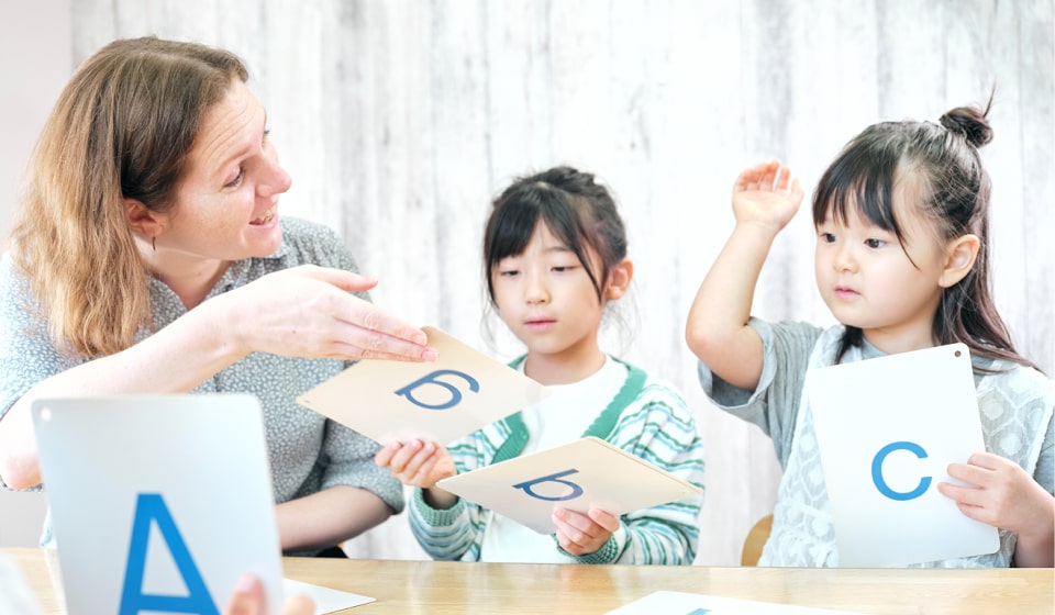 楽しそうに英会話レッスンを進める外国人女性