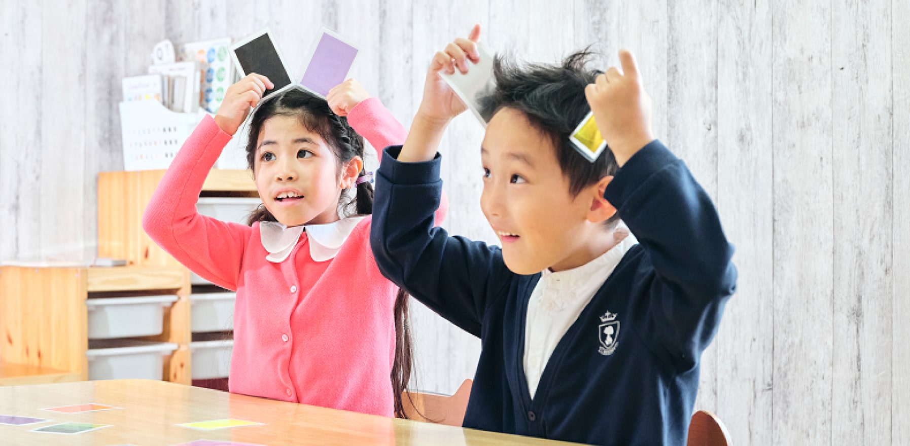 楽しそうにレッスンを受ける小学生の男女