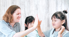 笑顔の女の子と外国人講師