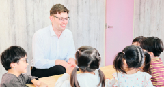 笑顔の講師の画像