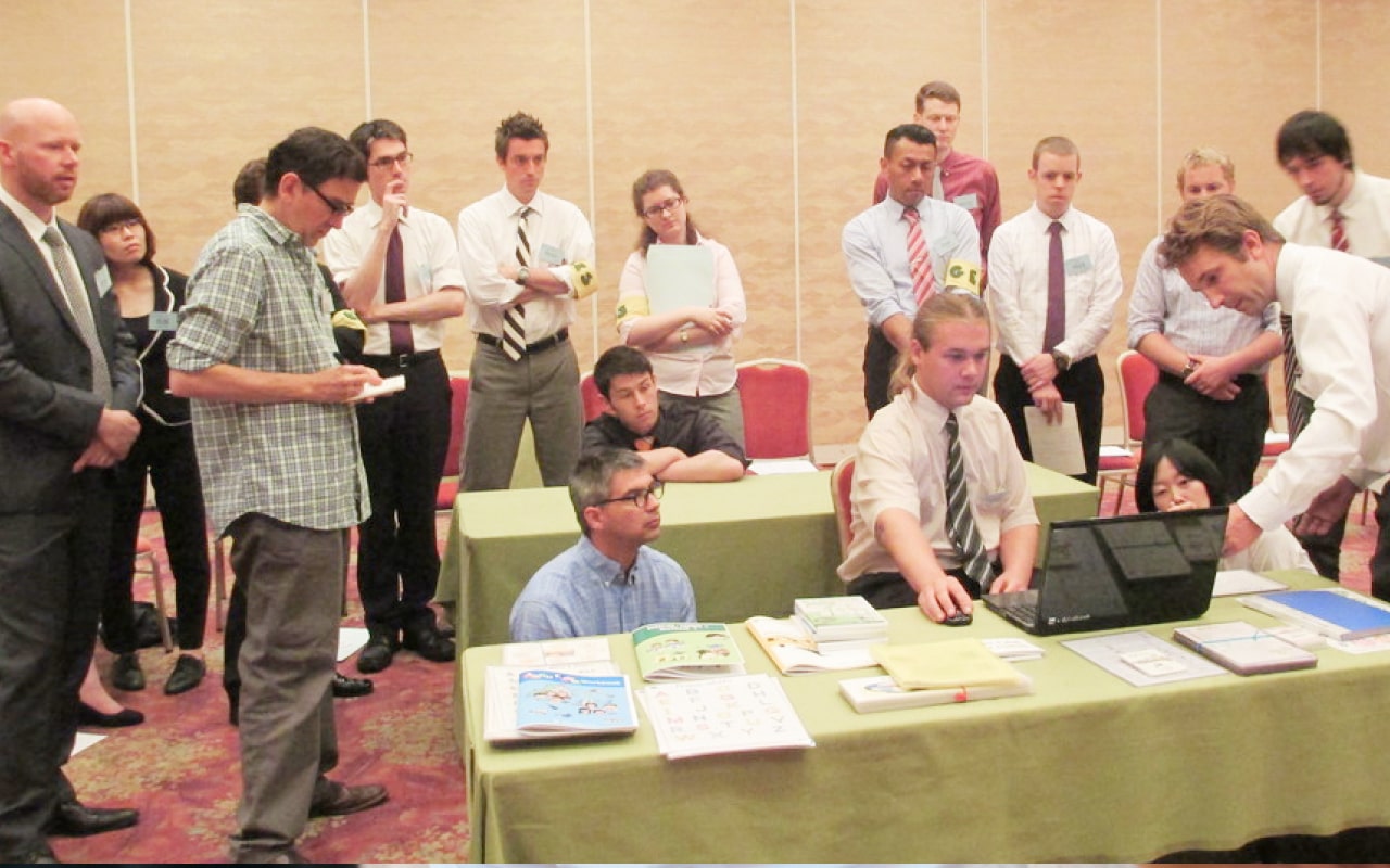 PLSの会で全国の教育関係者が集まり、研修や意見交換を行う様子