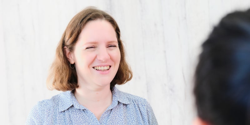 笑顔の女性講師