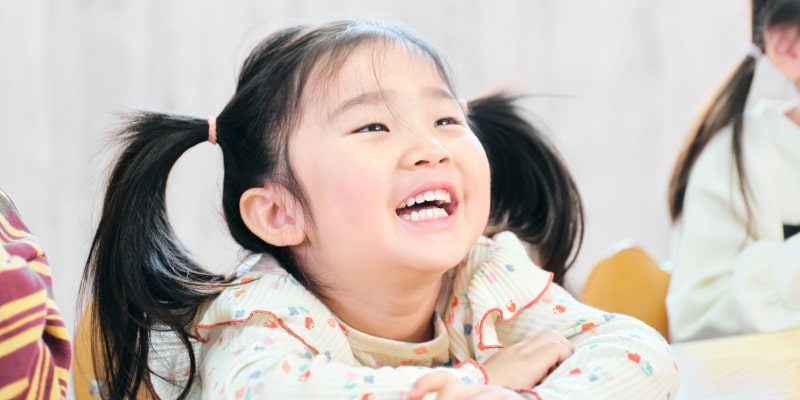 笑顔で楽しそうに話す女の子