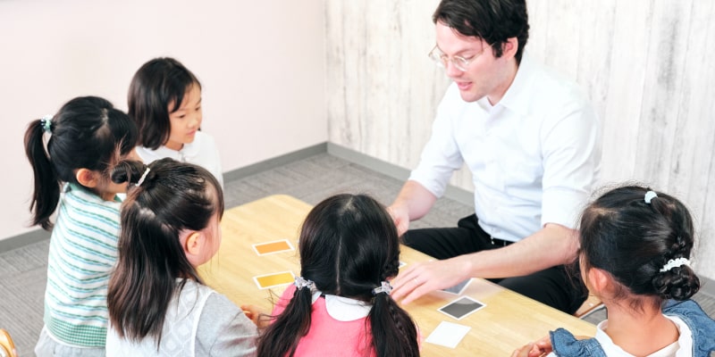 外国人男性講師と4人の子ども