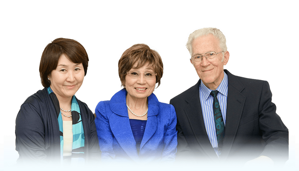 校長 レイ オーマンディ、副校長 マスミ オーマンディ、ジェネラルマネジャー 大工原みどりの3人が横に並んだ写真