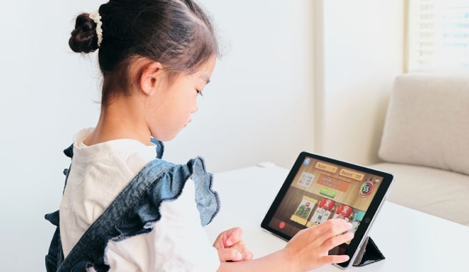 タブレットを操作する女の子