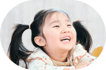 笑顔で楽しそうに話す女の子