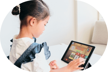 タブレットを操作する女の子