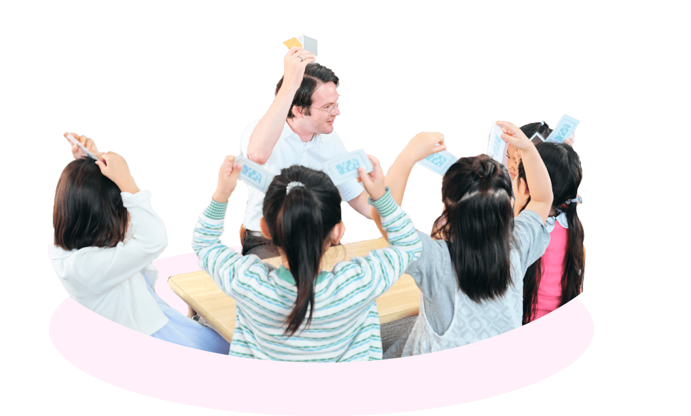 子どもたちがグループで手を上げている様子