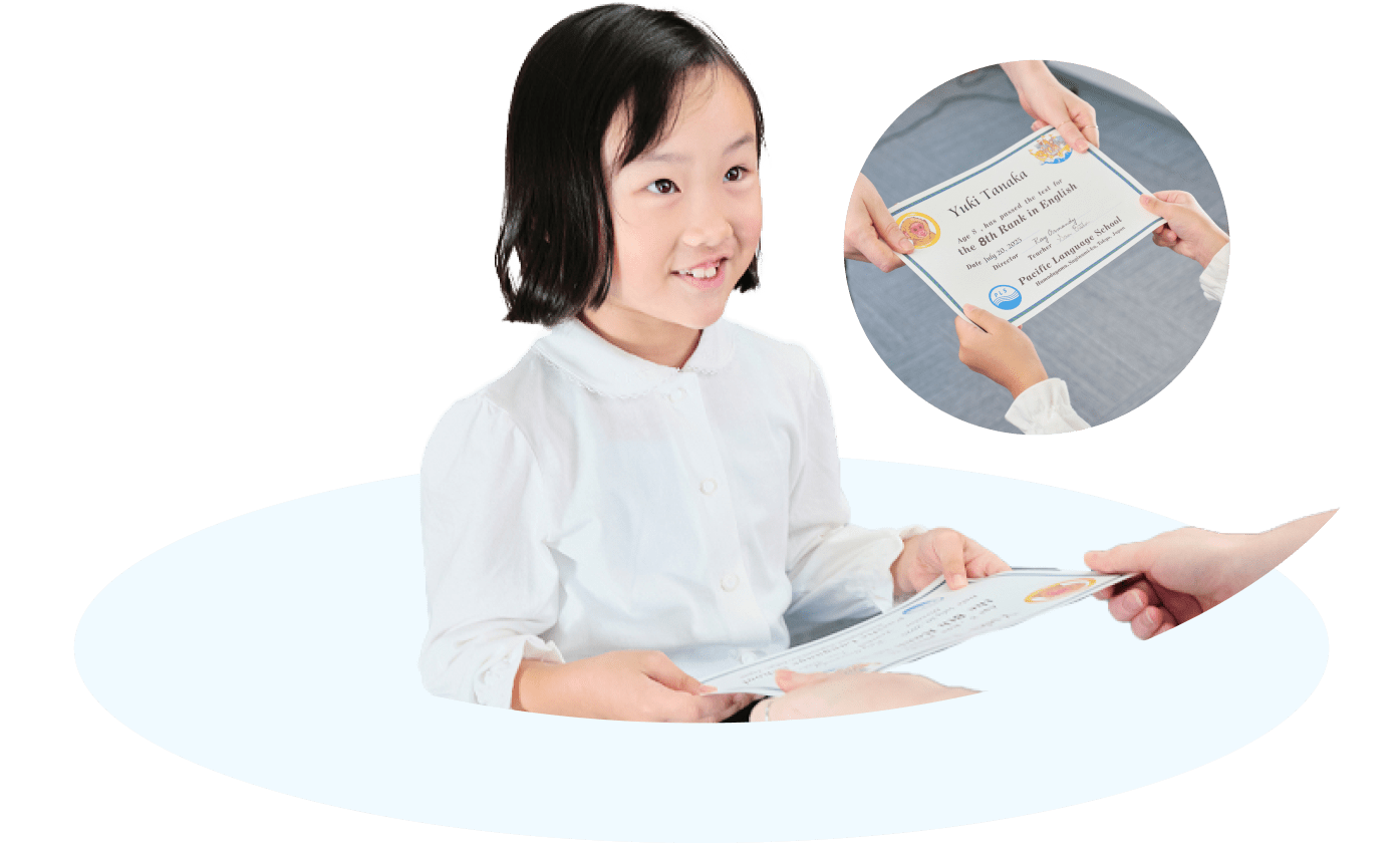 賞状を嬉しそうにもらう小学生の女の子