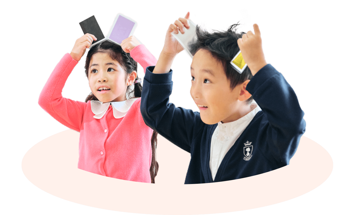 レッスンを受ける小学生の男の子と女の子