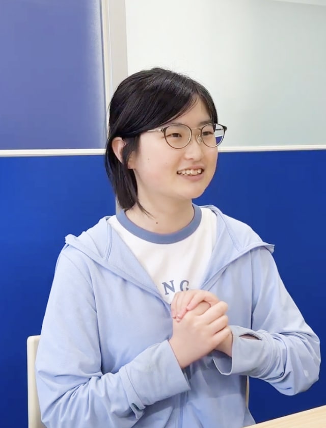 インタビューに答える「中学生クラス」中学3年の女の子