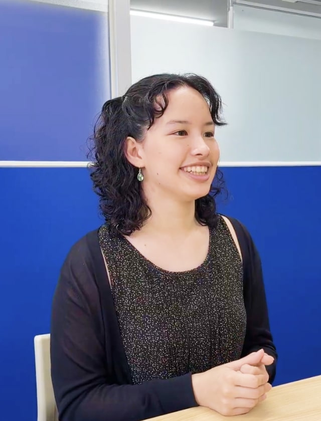 インタビューに答える女性