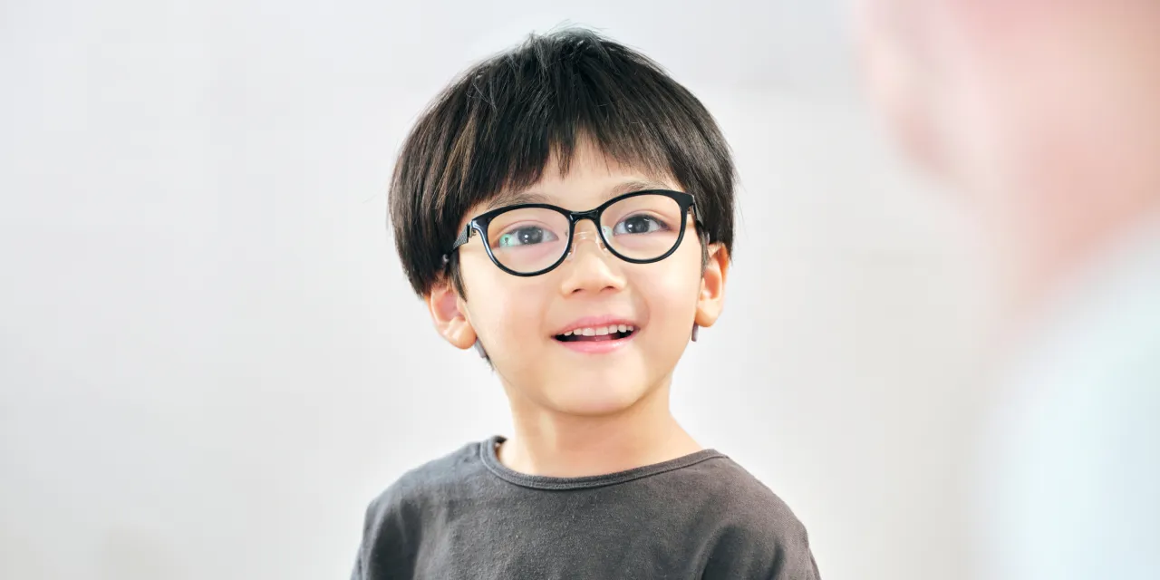 笑顔でレッスンを受ける小学生男子